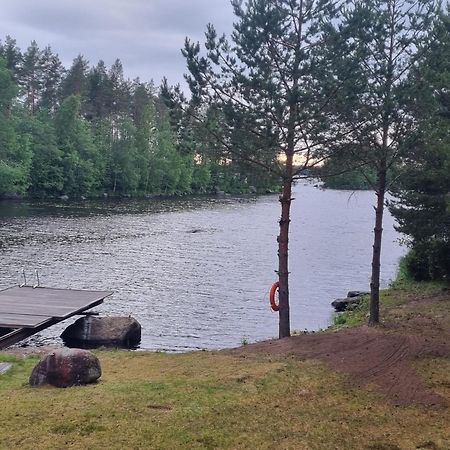 Viihtyisae Hirsimoekki Jaerven Rannalla Siikainen ภายนอก รูปภาพ