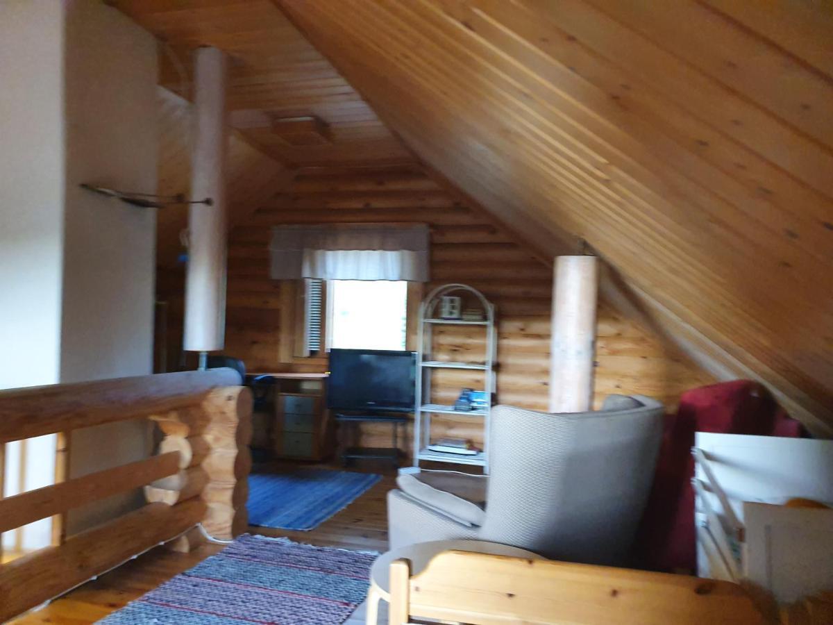 Viihtyisae Hirsimoekki Jaerven Rannalla Siikainen ภายนอก รูปภาพ