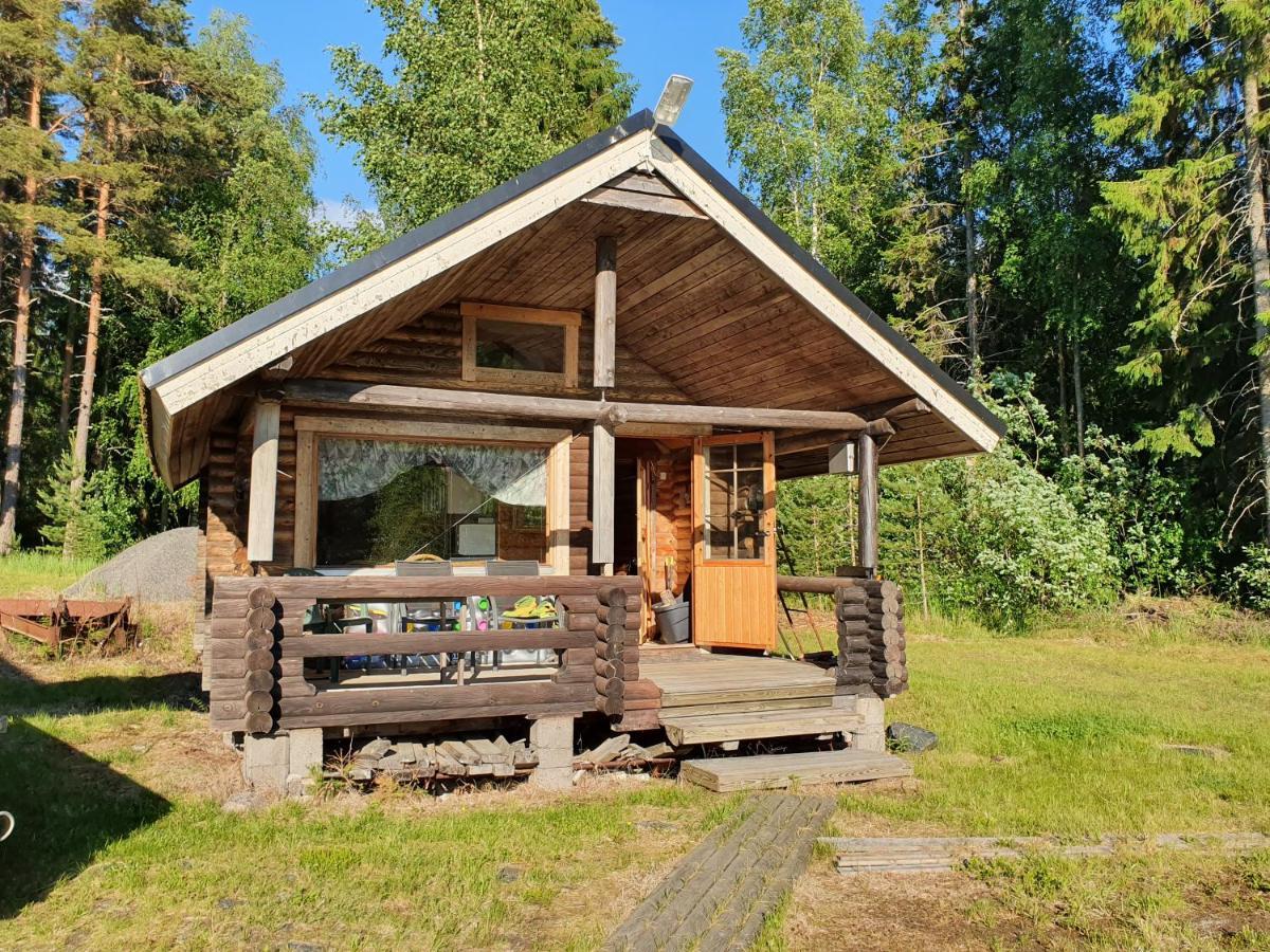Viihtyisae Hirsimoekki Jaerven Rannalla Siikainen ภายนอก รูปภาพ