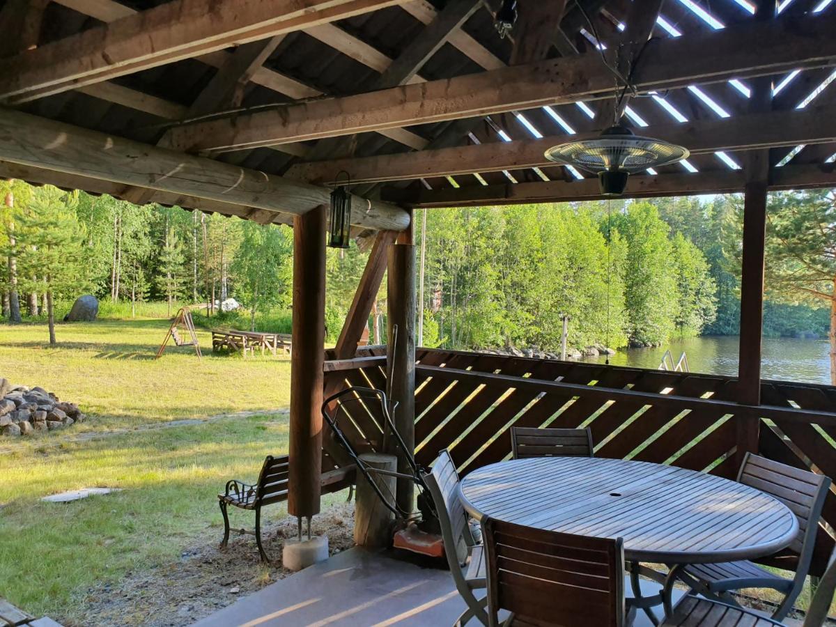 Viihtyisae Hirsimoekki Jaerven Rannalla Siikainen ภายนอก รูปภาพ