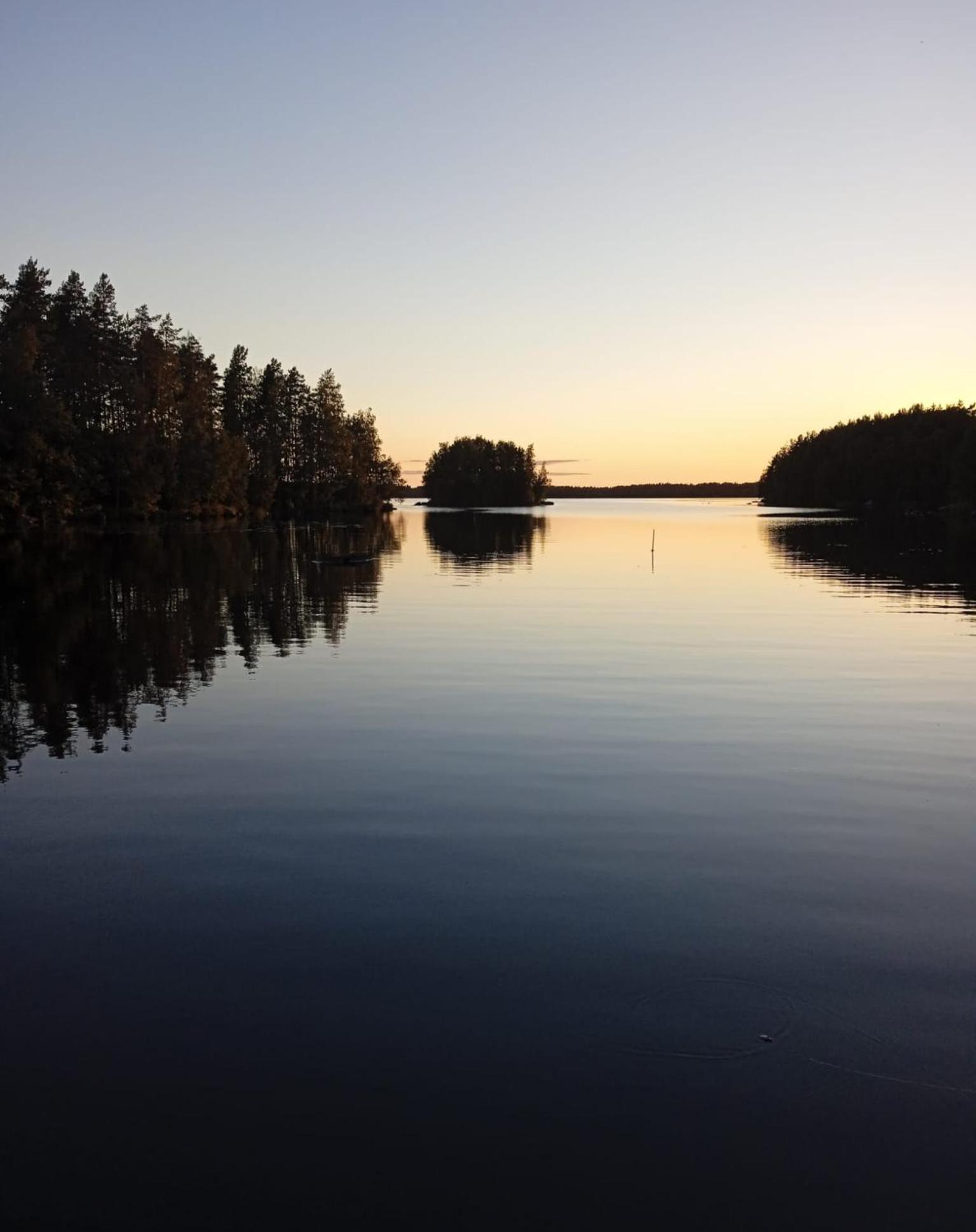 Viihtyisae Hirsimoekki Jaerven Rannalla Siikainen ภายนอก รูปภาพ