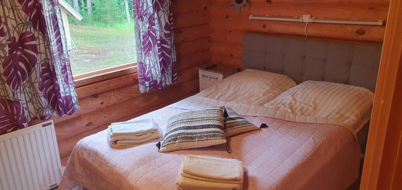 Viihtyisae Hirsimoekki Jaerven Rannalla Siikainen ภายนอก รูปภาพ