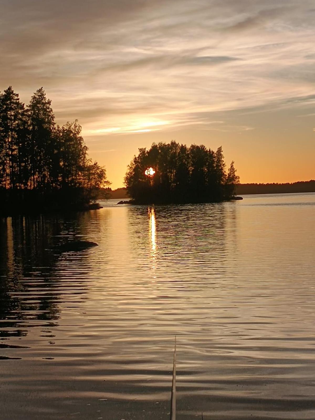 Viihtyisae Hirsimoekki Jaerven Rannalla Siikainen ภายนอก รูปภาพ