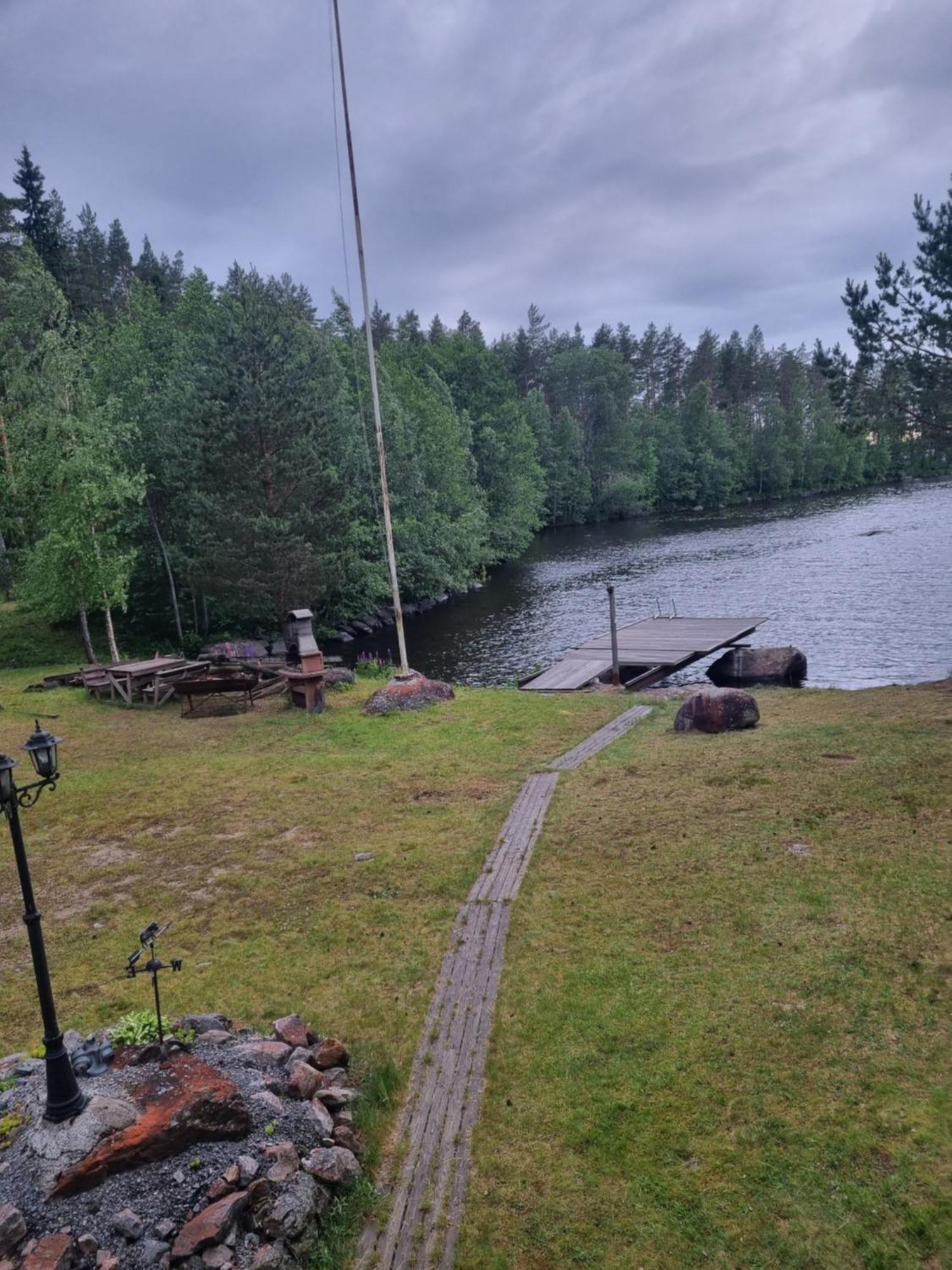Viihtyisae Hirsimoekki Jaerven Rannalla Siikainen ภายนอก รูปภาพ